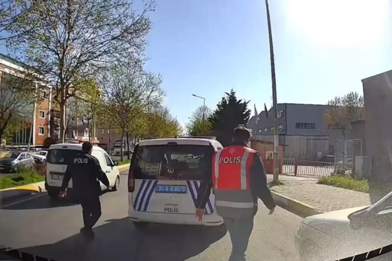 senin-kafana-sikarim-tehdidi-savuran-polis-gorevden-uzaklastirildi-Mp1GKGfE.jpg