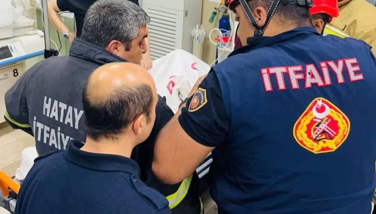 Yüksekten düştü, beline demir çubuk saplandı