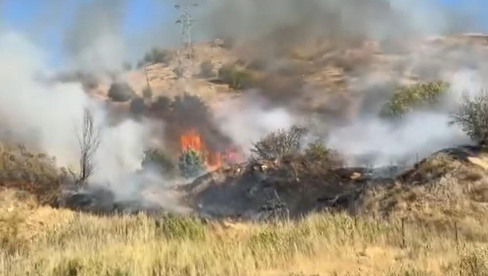 hakkaride aniz yangini alevler ruzgarin etkisiyle yayildi kTSJyVNg