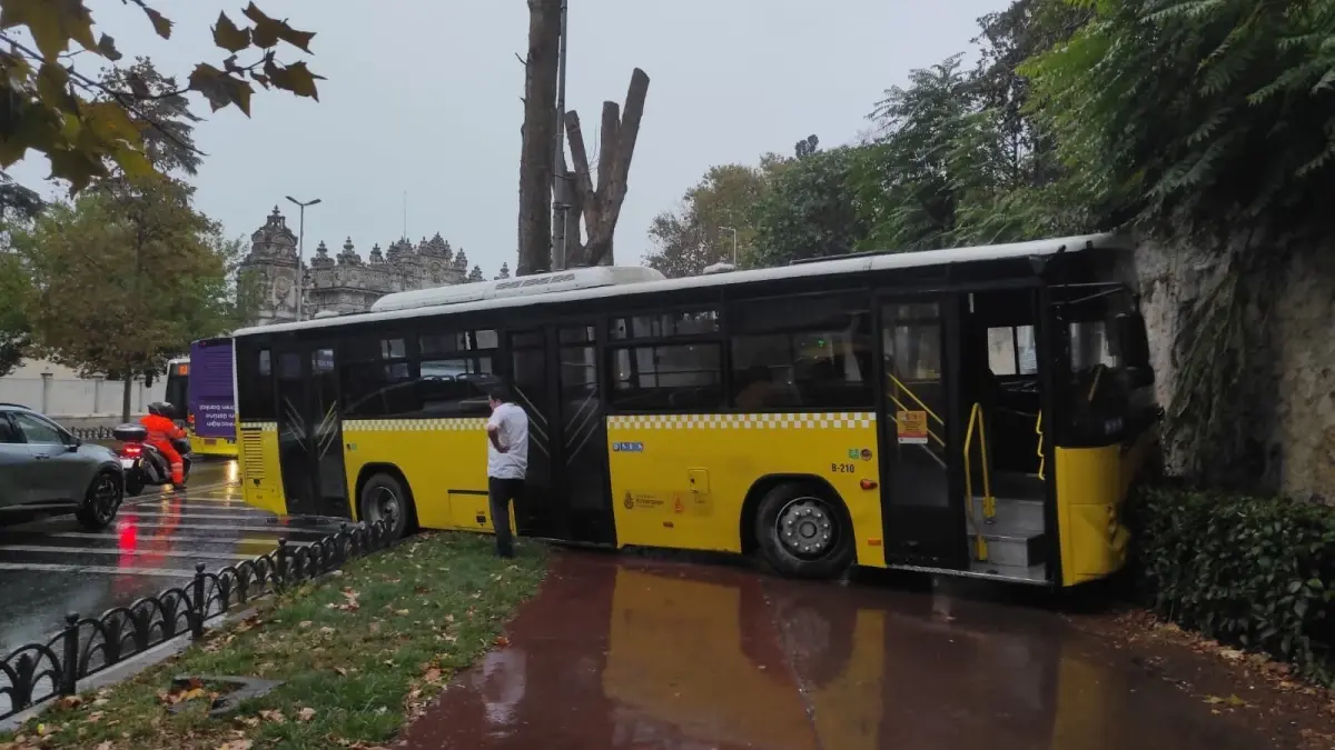 iett otobusu motosiklete carpti JZ4fZxDu