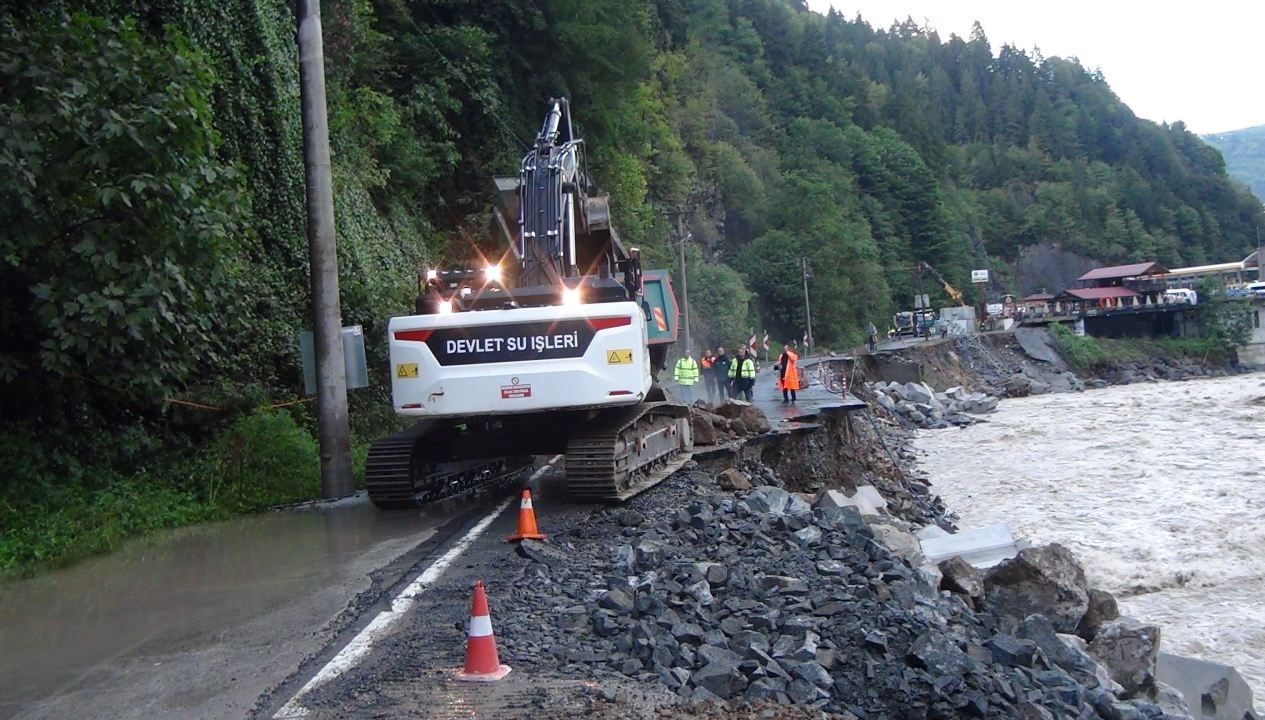 rizede hastalar coken yoldan iple tahliye edildi 3mWS3SZJ