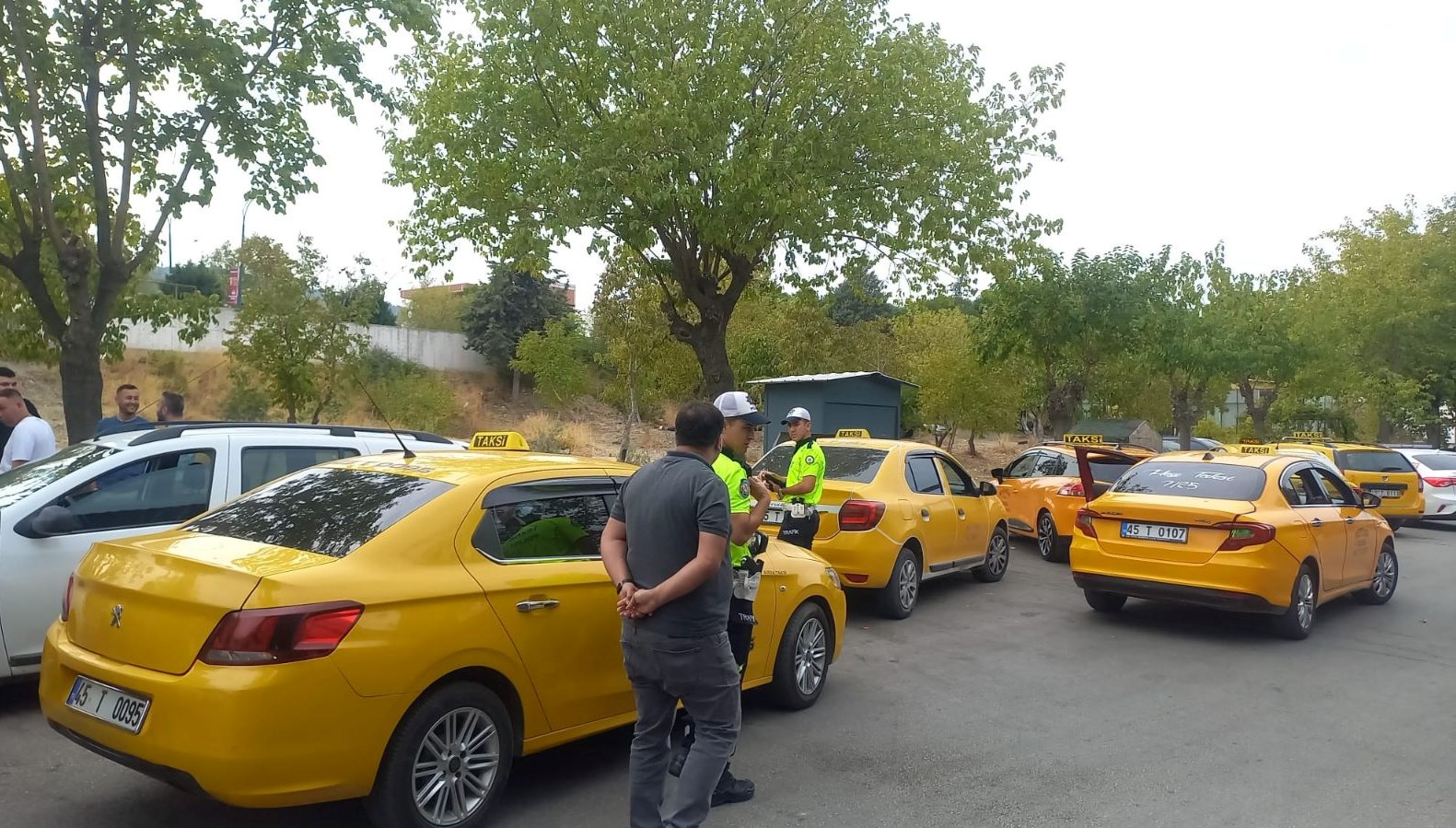 alanyada taksinin carptigi elektrikli bisikletin surucusu oldu QYkemAaW.jpg