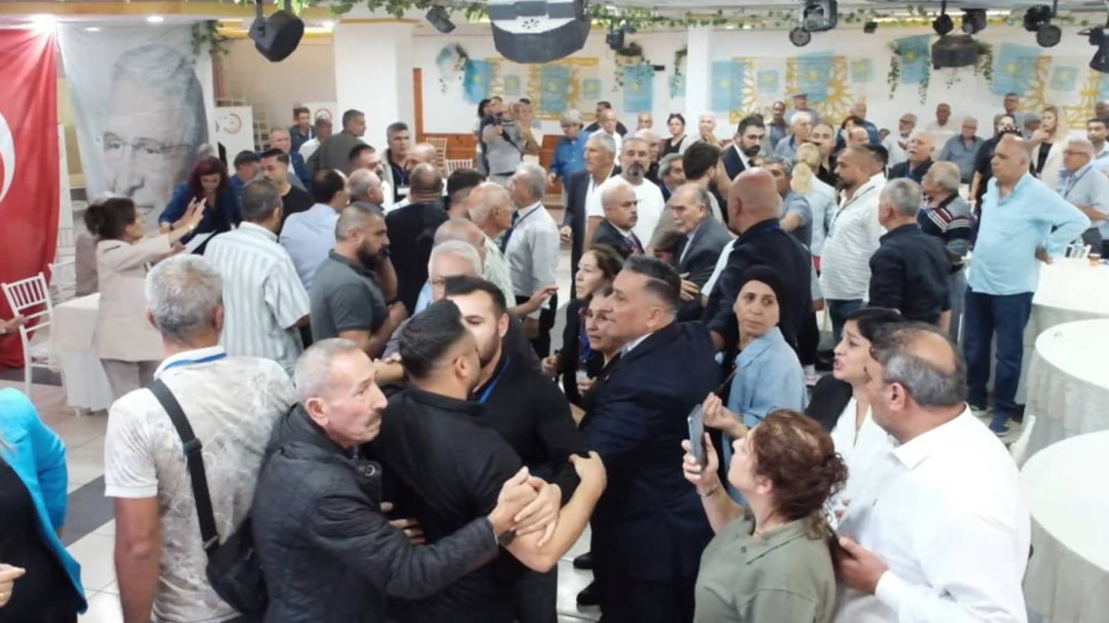 iyi parti tarsus 4 olagan ilce kongresinde arbede cikti 7d4KL3Cw.jpg