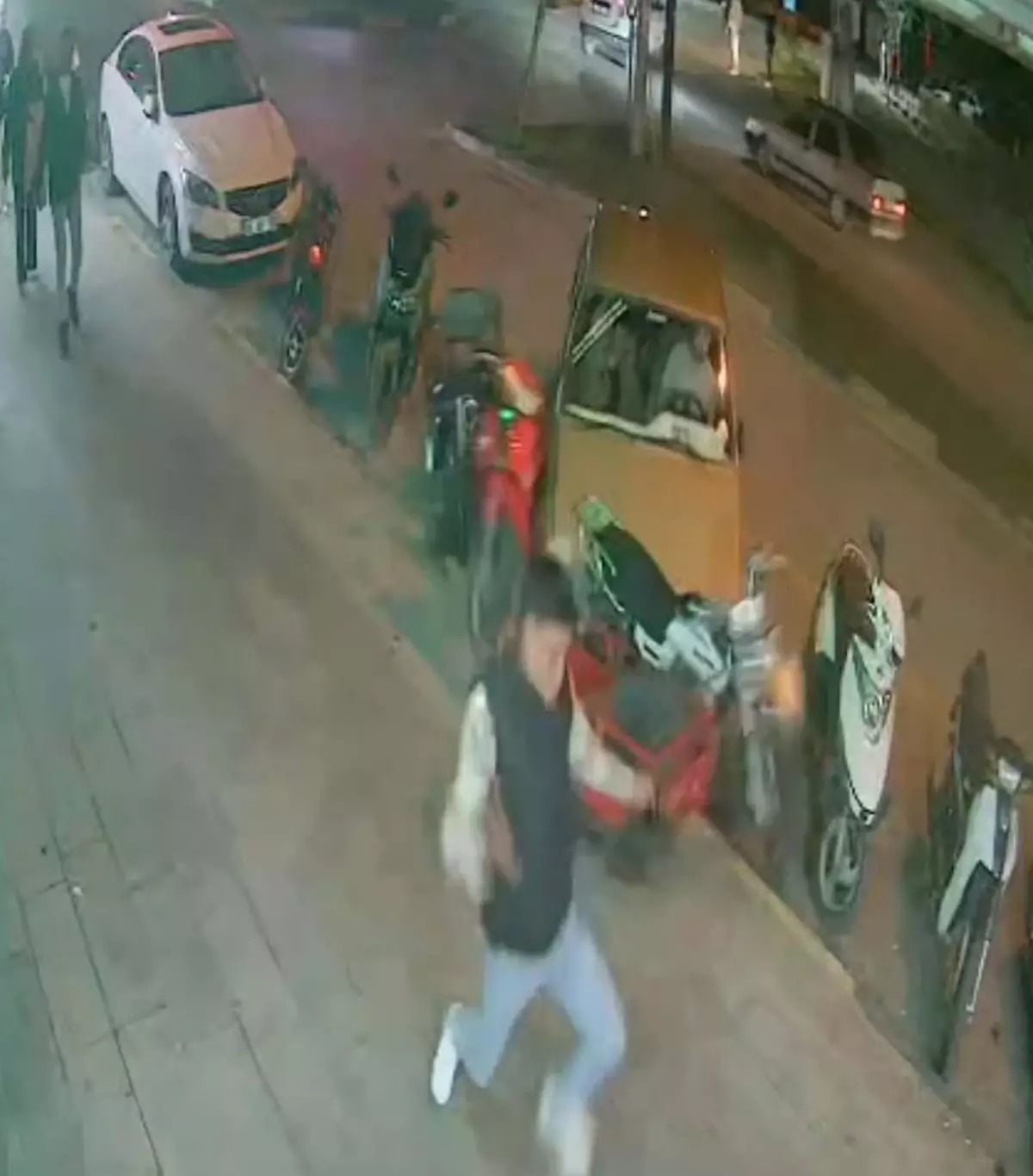 manisada otomobil motosikletlere carpip kacmaya calisti RECululZ.jpg