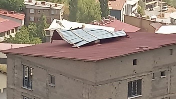 meteoroloji uyarmisti firtina catilari ucurdu thlX6GYQ.jpg