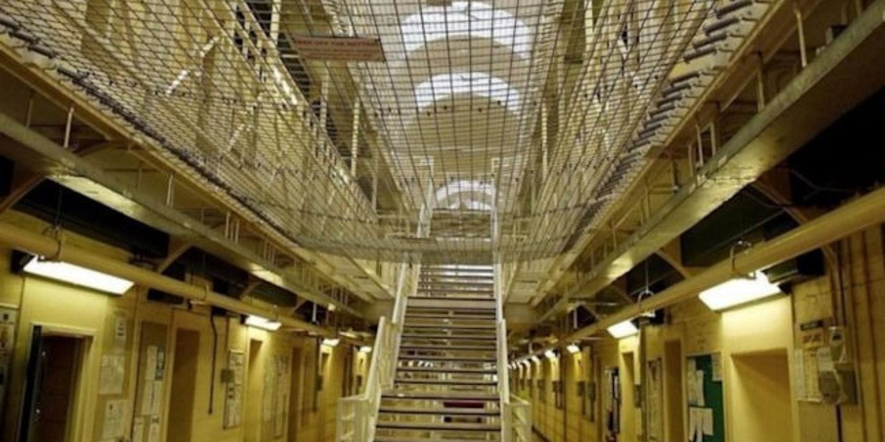 2 yasindaki uvey kizini vahsice oldurdu hapiste olduruldu basi ve bogazi kesildi zj2cwAb2.jpg