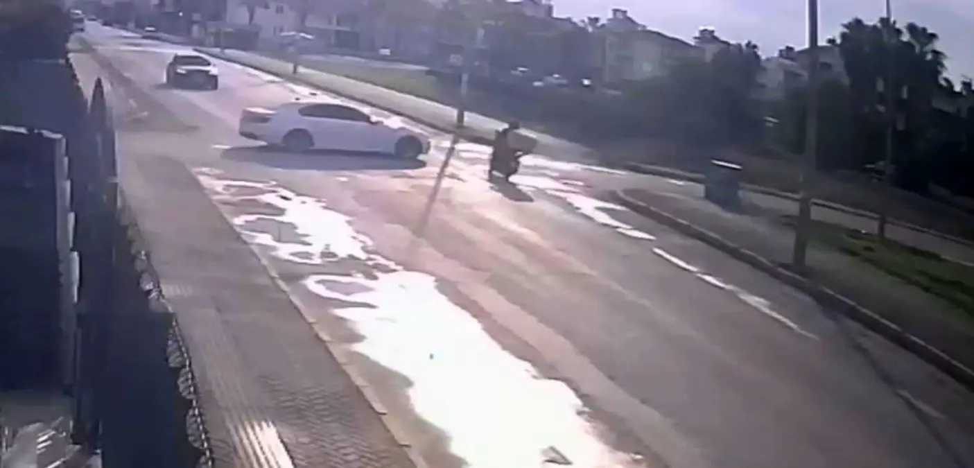 antalyada motosikletli kurye kaza gecirdi agir yarali lCfCJ4QD.jpg