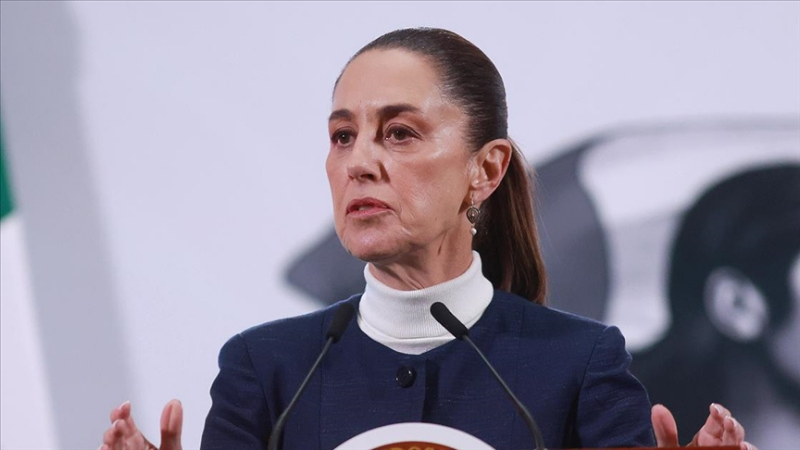 meksika devlet baskani sheinbaum sokakta vatandaslarla sohbet ederken bir erkegin cinsel tacizine ugradi EdlFC7xM.png