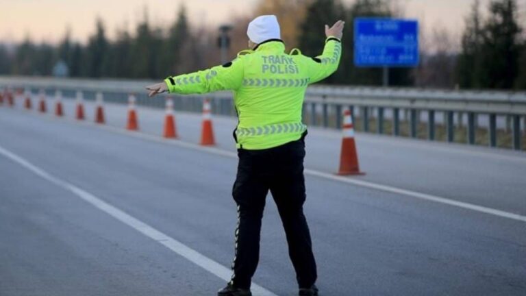 papa-14-leo-geliyor-bu-yollar-trafige-kapali-UVetaF2v.jpg