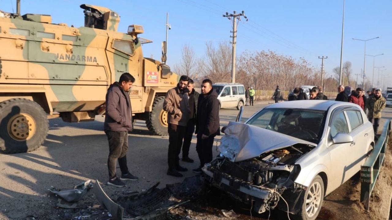 igdir-halfeli-yolunda-otomobil-ile-kamyon-kafa-kafaya-carpisti-Ixbirt3y.jpg