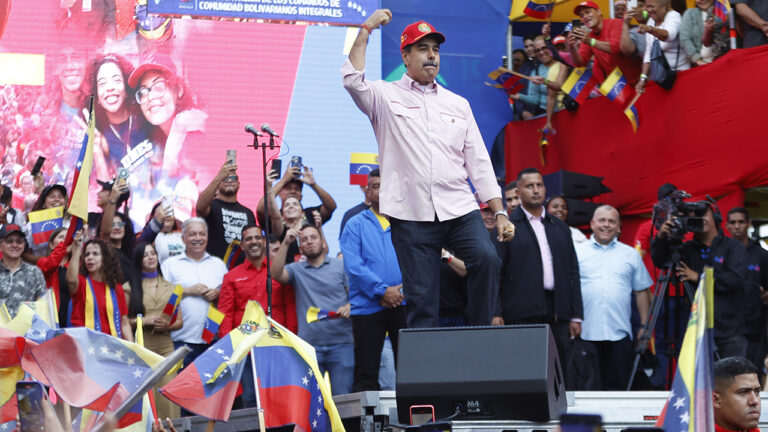 maduro-baris-istiyoruz-dedi-sadakat-sozu-verdi-NnQnimU2.jpg