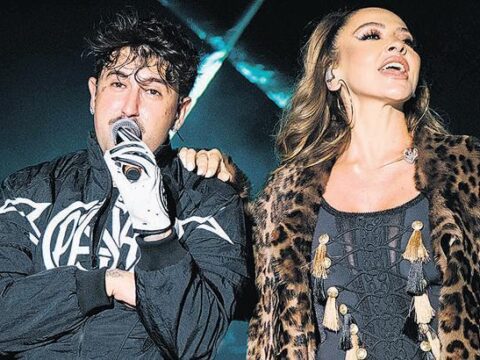 Konserde hadise surprizi mBjDf1XC
